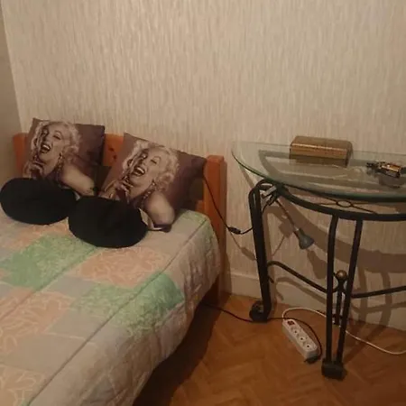 Porte De Clichy 17e -2 Pieces Et Studio Marilyn Separes باريس