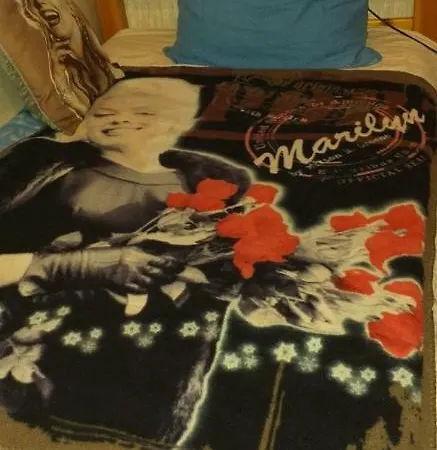Porte De Clichy 17e -2 Pieces Et Studio Marilyn Separes باريس